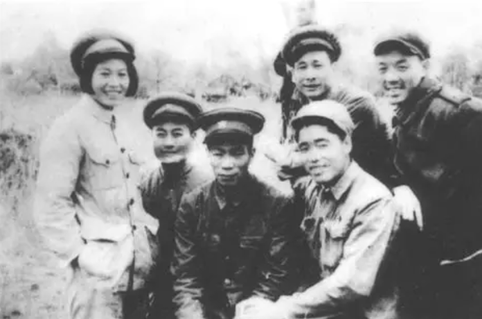 杨根思与战友合影